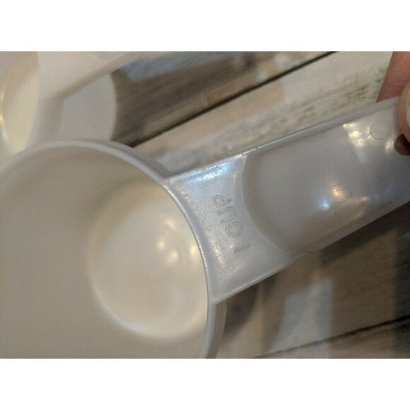 Vintage Tupperware 4 Piece Nesting Hanging Measuring Cups White - Picture 5 of 8